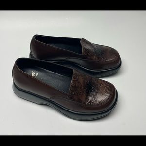 Dansko 37 womens brown tooled embossed floral loafer style occupational shoes